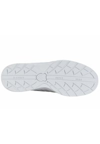 Bílá gumová podrážka tenisek s texturovaným vzorem pro lepší grip, s logem a názvem značky 'K-Swiss' vyraženým na povrchu. Čistý a minimalistický design.