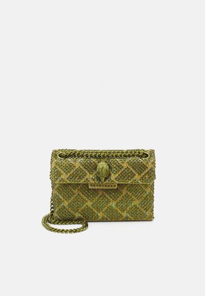 Petit sac à main rectangulaire en perles dorées et vertes, avec bandoulière chaîne et fermeture décorative sur le rabat avant.
