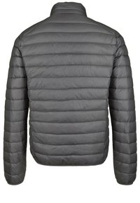 Chaqueta de pluma ligera en gris con patrón acolchado horizontal, cuello alto y puños elásticos, diseñada para brindar calidez y comodidad.