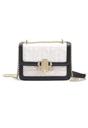 Kurteczkowana biała skórzana torebka z czarnymi akcentami, złotym łańcuszkiem i wyraźnym złotym logo. Prostokątny kształt o konstrukcyjnym designie.