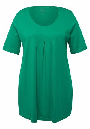 Camiseta verde de manga corta hecha de tela suave, con un escote redondeado y tres pliegues verticales en la parte delantera.