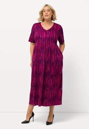 Fialové a růžové tie-dye maxi šaty s krátkými rukávy, výstřihem do V, elastickým pasem a kapsami. Hladká tkanina s jemným leskem.