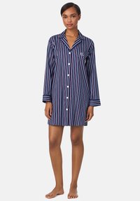 Nachtshirt in marineblau mit gestreiften Muster, langen Ärmeln, Knopfleiste und Brusttasche. Mit rosa und weißen Streifen sowie Kragenakzenten.