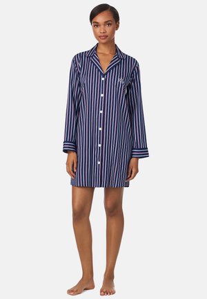 Chemise de nuit rayée bleu marine avec manches longues, devant à boutons et poche poitrine. Présente des rayures roses et blanches ainsi que des accents au niveau du col.