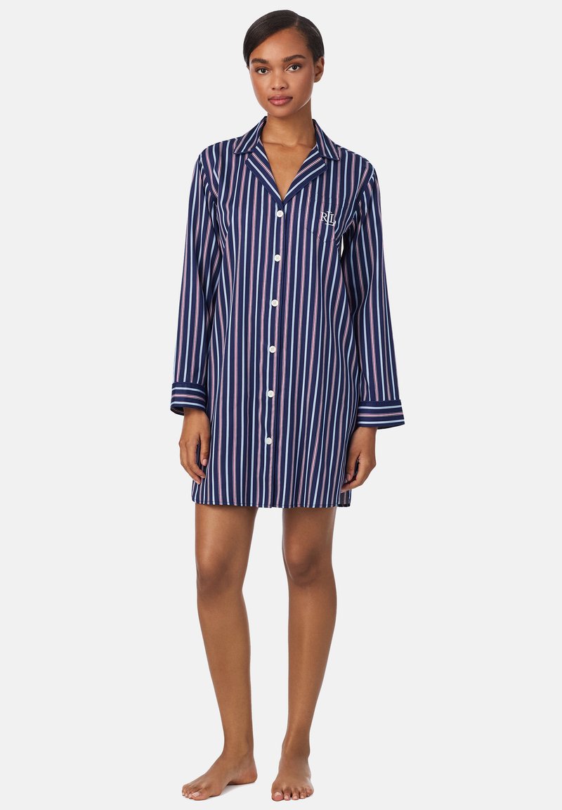 Nachtshirt in marineblau mit gestreiften Muster, langen Ärmeln, Knopfleiste und Brusttasche. Mit rosa und weißen Streifen sowie Kragenakzenten.