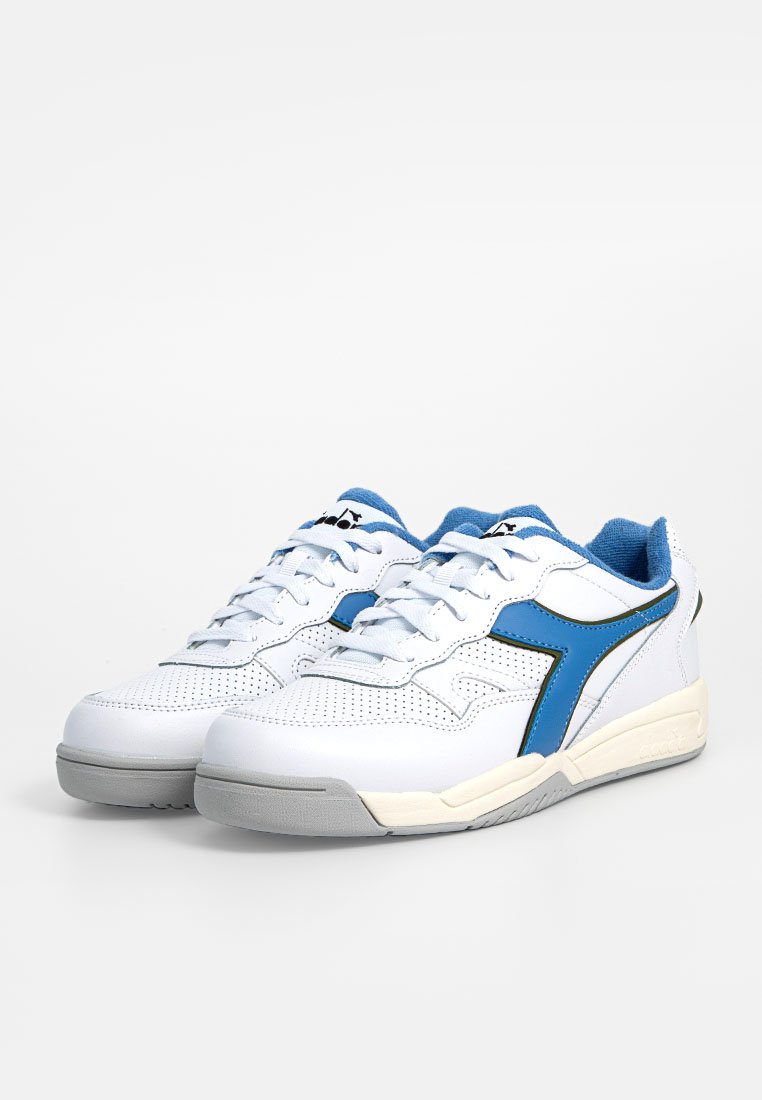 Białe niskie trampki z niebieskimi bocznymi panelami, szarymi podeszwami i niebieskim wnętrzem, pokazane obok siebie na białym tle.