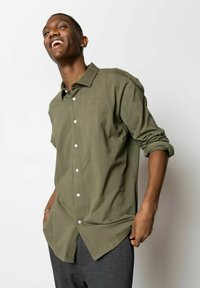 Clean Cut Copenhagen STRETCH  - Camisa elegante - army