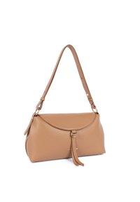 Borsa a mano in pelle marrone chiaro con parte superiore curva, tracolla regolabile, dettagli in hardware dorato e una frangia sul davanti. Texture liscia con una leggera venatura.