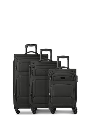 Drei schwarze Smartbox Softshell-Koffer mit Teleskopgriffen und vier Drehrollen, von groß nach klein von vorne nach hinten angeordnet.