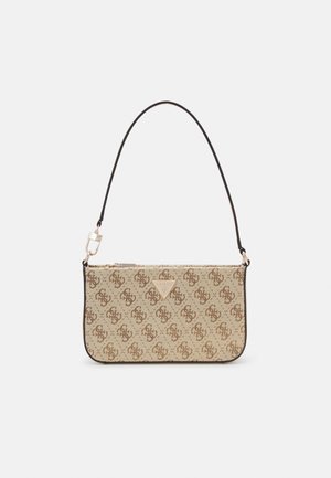 Sac à main rectangulaire beige avec un motif monogramme foncé, une courte bandoulière noire, et une petite plaque logo triangulaire à l'avant.