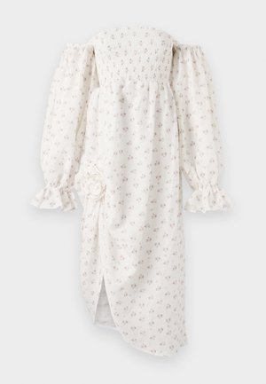 Biela off-shoulder šaty s nariaseným živôtikom, dlhými nafúknutými rukávmi, kvetinovým vzorom, volánikovými manžetami a bočným rozparkom. Obsahuje detail z látkovej kvety.