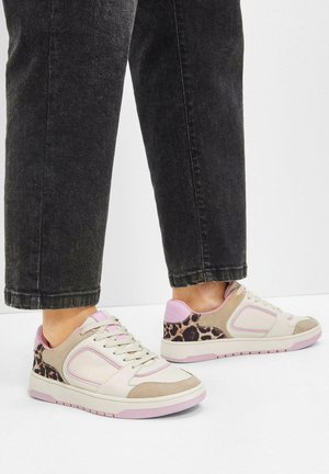 Des baskets élégantes avec une tige beige, des accents rose pâle, des détails en daim marron et un panneau en imprimé léopard sur le talon.