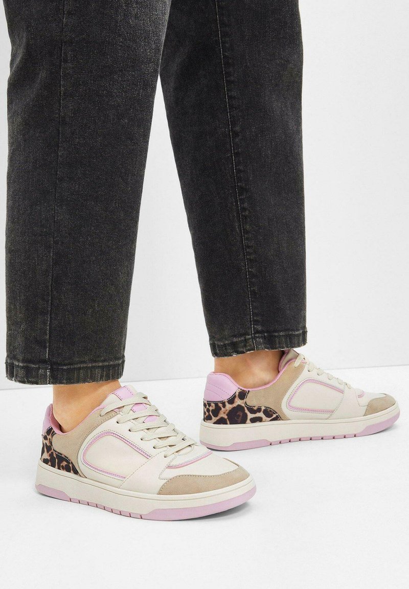 Sneaker eleganti con una parte superiore beige, dettagli rosa chiaro, finiture in suede marrone e un pannello con stampa leopardata sul tallone.