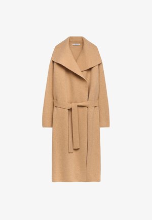 Beigeullkappa med bred krage, långa ärmar och knytbälte. Tyget har en mjuk, strukturerad yta och når nedanför knäet.