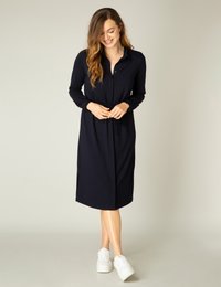 Hemdblaues Knopfkleid aus weichem Stoff mit langen Ärmeln, einem Taillenzug und einem knielangen Saum mit seitlichen Schlitzen.