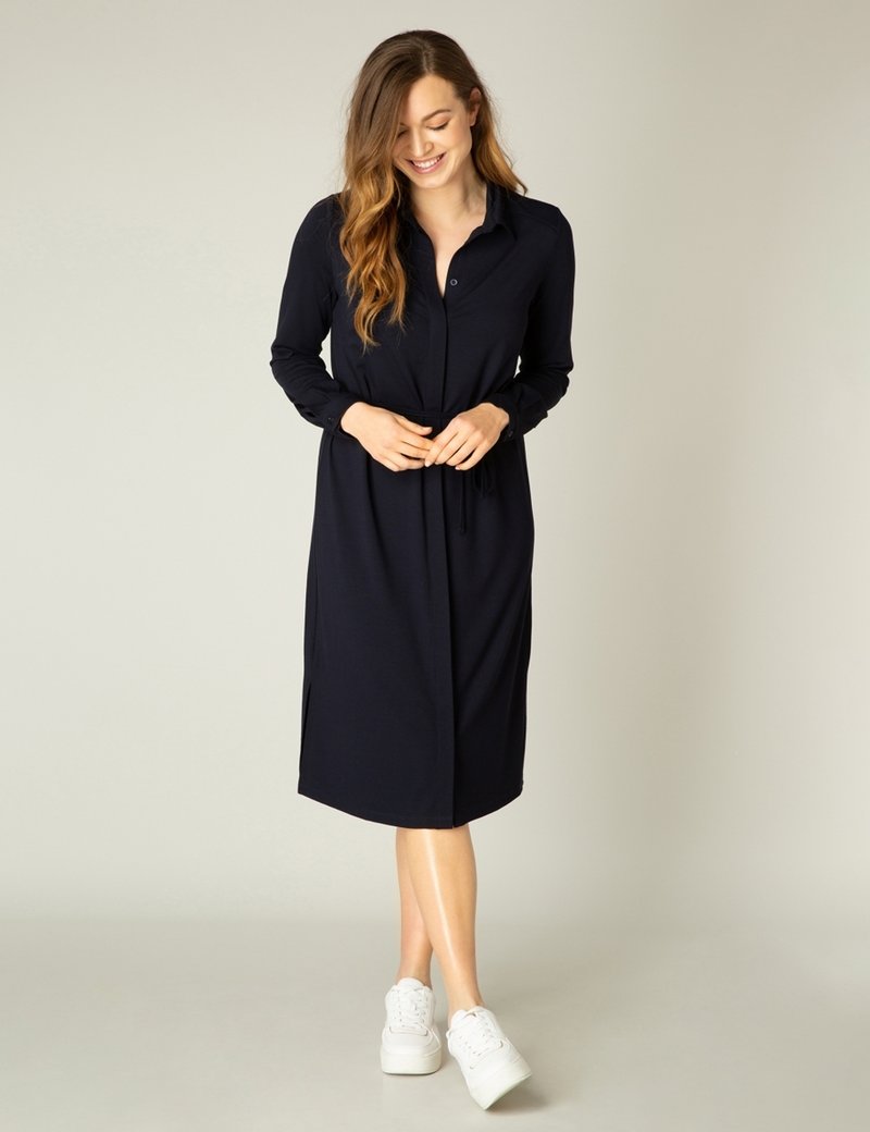 Hemdblaues Knopfkleid aus weichem Stoff mit langen Ärmeln, einem Taillenzug und einem knielangen Saum mit seitlichen Schlitzen.