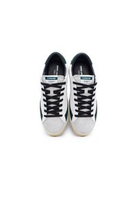 Sneaker bianchi in pelle con dettagli in suede verde, lacci neri e punta grigia texture. Presentano un logo e un'etichetta sulla linguetta.
