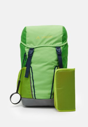 Groene rugzak met grijze basis, verstelbare schouderbanden, blauwe accenten, gaas zijvak en een vastgemaakt groene pouch. Merkenlogo aan de voorkant.