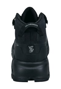 Schwarze wasserdichte Wanderschuhe mit einem strukturierten Obermaterial, verstärktem Absatz und Logodetail auf der Rückseite. Verfügt über Zuglaschen für ein einfaches An- und Ausziehen.