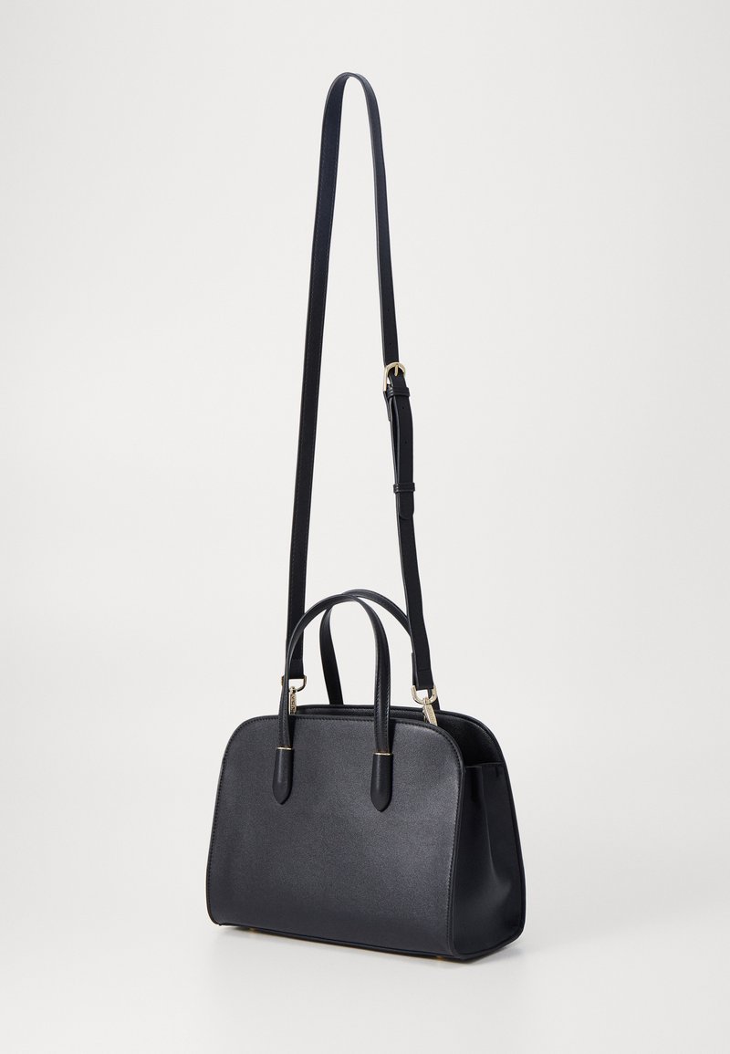 Sac à main noir en cuir texturé, avec des poignées doubles, une bandoulière amovible, des accents en métal doré et une forme rectangulaire structurée.
