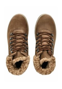 Bruine leren wandelschoenen met zwarte veters, zilveren oogjes en een fluffy synthetische bontkraag. Voorzien van een geprofileerde rubberen zool.