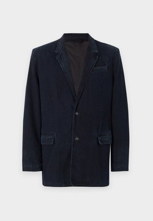 Blazer en denim foncé avec un col à revers, fermeture à un bouton, deux poches frontales et une poche poitrine. Texture lisse avec une coupe ajustée.
