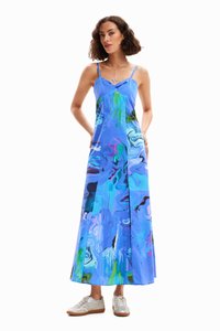 Rochie maxi din material albastru cu un model marmorat în verde și purpuriu. Dispune de bretele subțiri și o siluetă dreaptă.