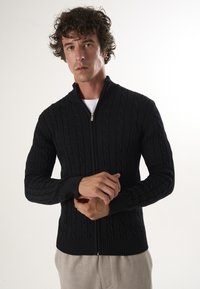 Unausgewählt, black