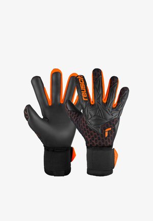 Paar schwarz-orangefarbener Reusch-Sporthandschuhe mit strukturiertem Griff und verstellbaren Handgelenkriemen, gezeigt in Handflächen- und Rückansicht.