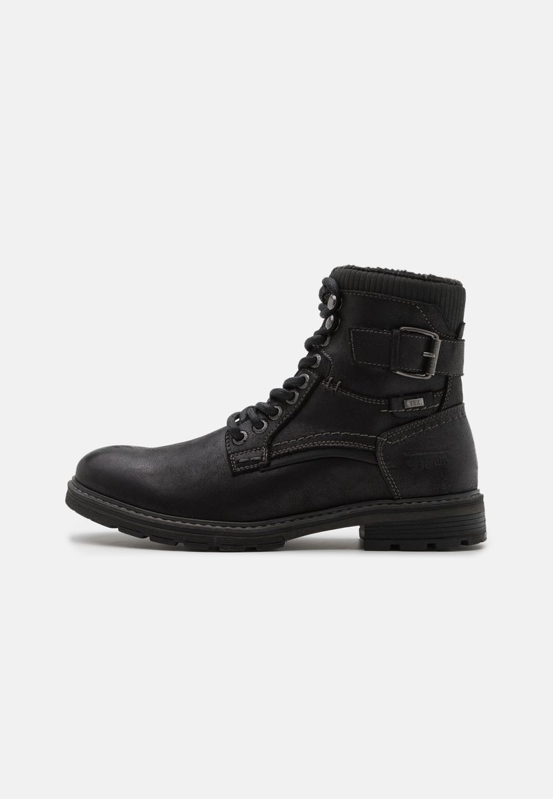 Bottine noire en cuir à lacets avec boucle latérale, col matelassé, détails cousus et semelle en caoutchouc texturée sur fond blanc.