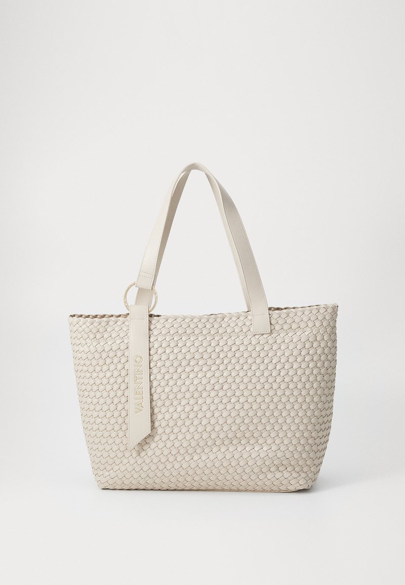 Bēša austā somiņa ar divām plakanām rokturiem un sānu siksnu, kurā ir iegravēts "Valentino" logotips, gluda tekstūra un strukturēta forma.