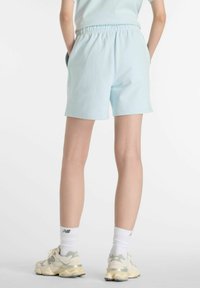 Pantaloncini di colore azzurro chiaro, in misto cotone, con fascia elastica in vita e tasche laterali, caratterizzati da una vestibilità comoda e una texture liscia.