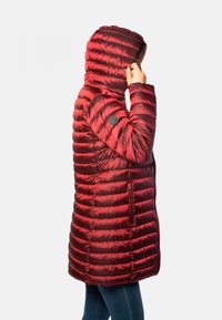Manteau d'hiver rouge avec capuche, doté d'un design matelassé, de poches latérales et d'une texture côtelée. Fini réfléchissant pour une meilleure visibilité.
