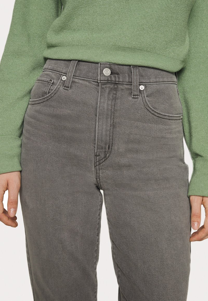 Jeans de talle alto grises hechos de denim, con un diseño clásico de cinco bolsillos, cierre frontal de botón y detalles de costura sutiles.