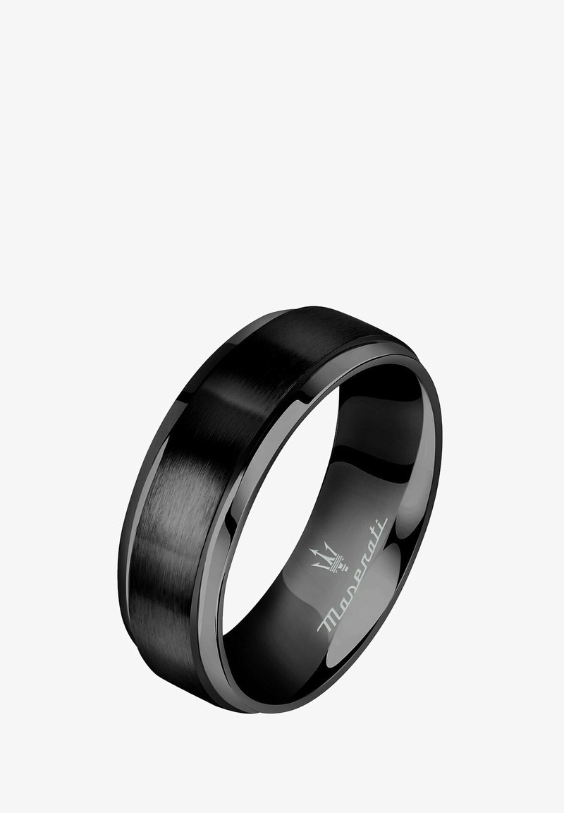 Anello in acciaio inox nero con finitura spazzolata, caratterizzato da una fascia centrale liscia e bordi esterni lucidi, inciso con un logo.