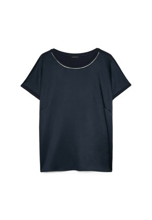 Donkerblauwe blouse met korte mouwen, ronde halslijn en subtiel zilveren kettingdetail langs de kraag, getoond op een witte achtergrond.