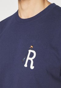 REVOLUTION REGULAR FIT WITH CHEST EMBROIDERY - T-shirt print - navy