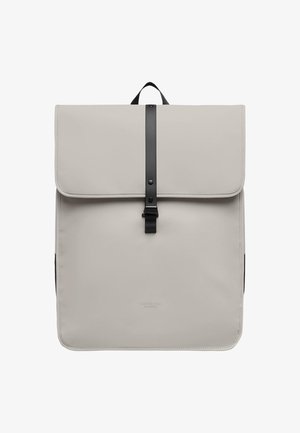 Szürke hátizsák sima, tartós anyagból. Fedelén fekete pánt és csat, valamint oldalzsebek találhatók. Minimalista dizájn.