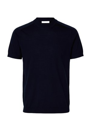 Camiseta azul marino de manga corta y cuello redondo, confeccionada con un material suave y de textura lisa. Presenta un cuello acanalado y un diseño limpio.