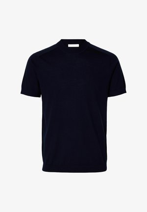 Camiseta azul marino de manga corta y cuello redondo, confeccionada con un material suave y de textura lisa. Presenta un cuello acanalado y un diseño limpio.