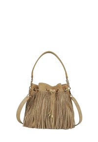 Bolso tipo cubo de ante en beige con largos flecos decorativos, adornado con strass. Cuenta con un cierre de cordón y un asa corta de cadena.