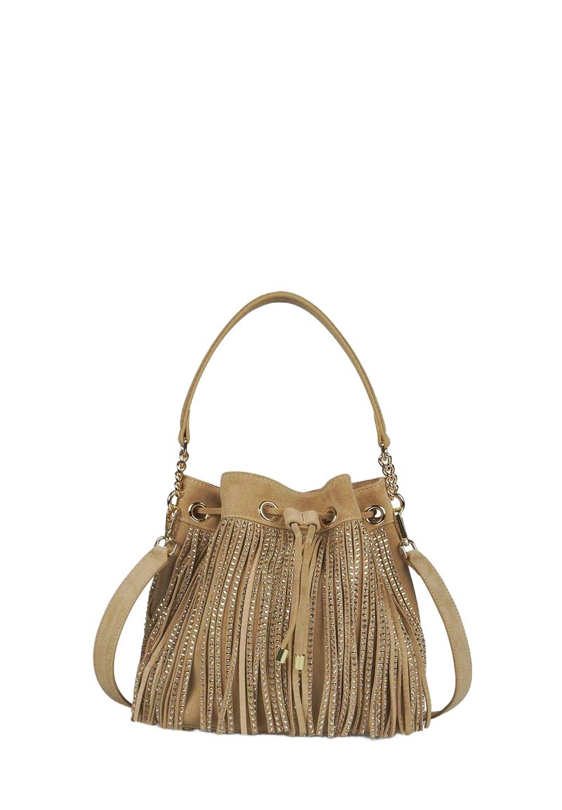 Bolso tipo cubo de ante en beige con largos flecos decorativos, adornado con strass. Cuenta con un cierre de cordón y un asa corta de cadena.