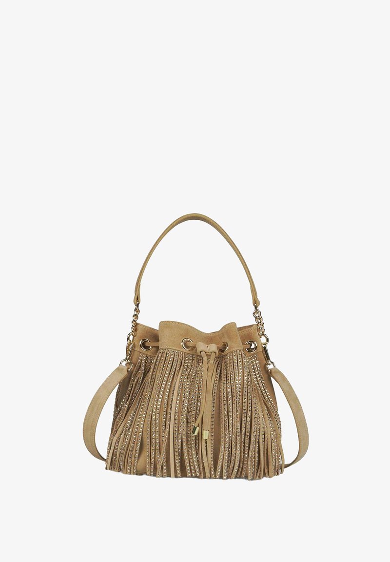 Bolso tipo cubo de ante en beige con largos flecos decorativos, adornado con strass. Cuenta con un cierre de cordón y un asa corta de cadena.