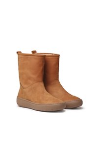 Botas de tobillo de ante color marrón claro con una textura suave, punta redonda y una suela de goma baja. Incluyen lengüetas para facilitar su colocación.