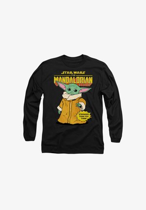 Schwarzes Langarmshirt mit einer Illustration eines grünen Charakters in einem braunen Umhang, mit gelbem und rotem Text, der "Star Wars Mandalorian" liest.