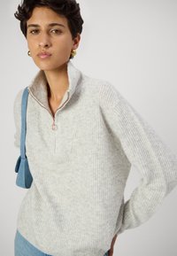 Vero Moda VMPLAZA ZIPPER BLOUS - Pulover - light grey