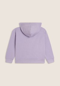 Sudadera con capucha lila con capucha ajustada, mangas largas y puños acanalados. Textura de tela suave y diseño trasero simple, sin adornos.