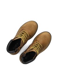 Bruine leren laarzen met gele veters, ronde neus en zwarte binnenvoering. Beschikt over een gestructureerde bovenkant en een stevige zool voor ondersteuning.