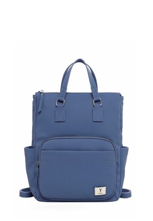 Sac à dos en nylon bleu avec deux poignées supérieures, une poche zippée à l'avant et des poches latérales. Présente une texture douce et un motif à rayures verticales.