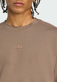 adidas Originals CREW - Sudadera - earth strata